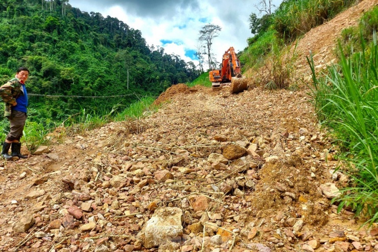 Lũ 'nuốt chửng' nhiều tuyến đường, hàng nghìn người đang bị cô lập - 8