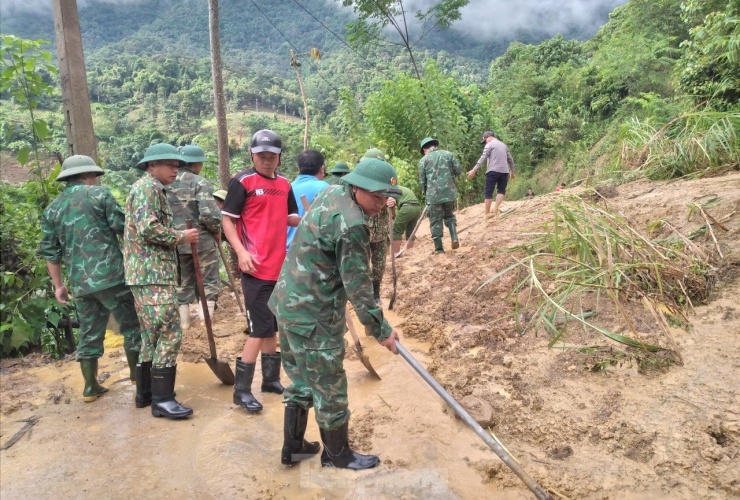 Lũ 'nuốt chửng' nhiều tuyến đường, hàng nghìn người đang bị cô lập - 12
