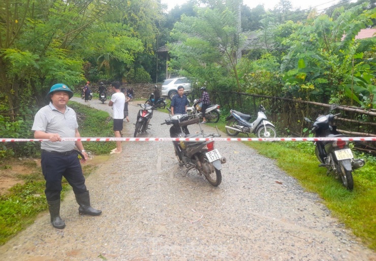 Lũ 'nuốt chửng' nhiều tuyến đường, hàng nghìn người đang bị cô lập - 11