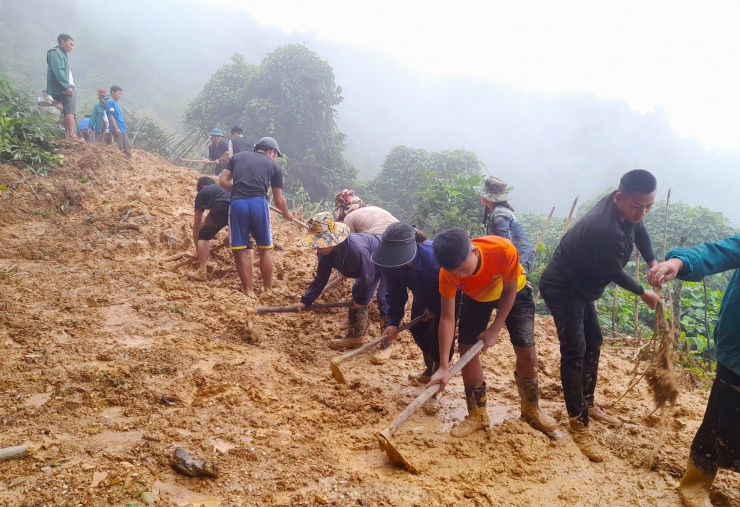 Lũ 'nuốt chửng' nhiều tuyến đường, hàng nghìn người đang bị cô lập - 14
