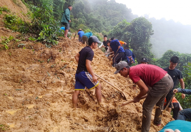 Lũ 'nuốt chửng' nhiều tuyến đường, hàng nghìn người đang bị cô lập - 15