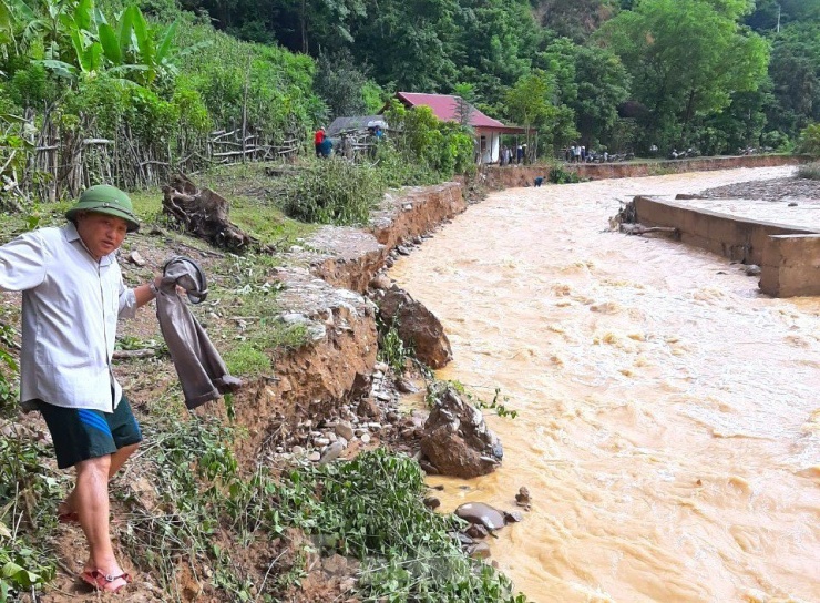 Lũ 'nuốt chửng' nhiều tuyến đường, hàng nghìn người đang bị cô lập - 18
