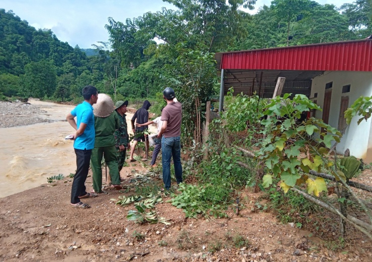 Lũ 'nuốt chửng' nhiều tuyến đường, hàng nghìn người đang bị cô lập - 19