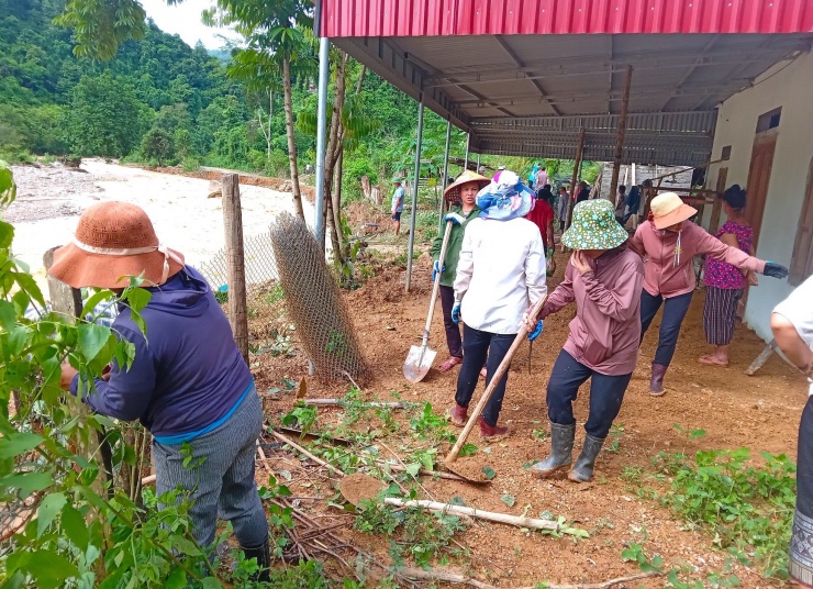 Lũ 'nuốt chửng' nhiều tuyến đường, hàng nghìn người đang bị cô lập - 21