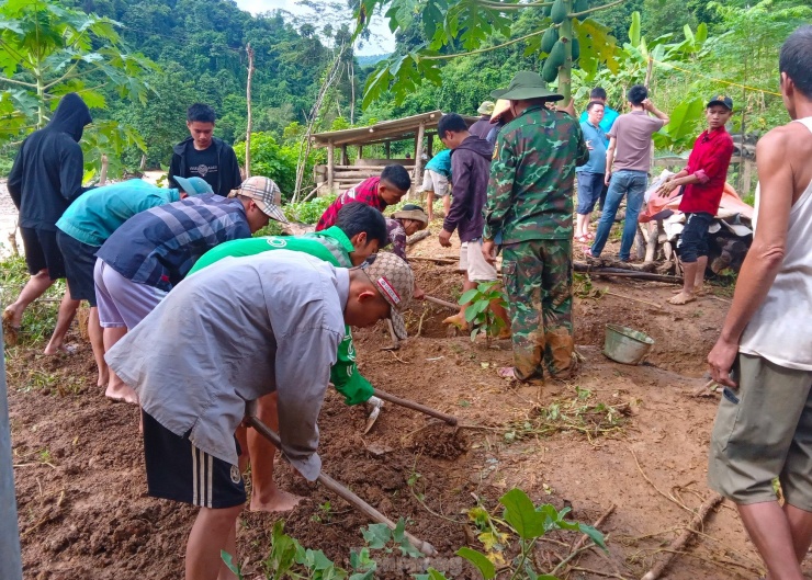 Lũ 'nuốt chửng' nhiều tuyến đường, hàng nghìn người đang bị cô lập - 22