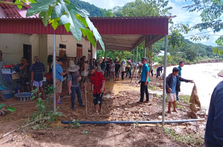 Lũ 'nuốt chửng' nhiều tuyến đường, hàng nghìn người đang bị cô lập - 23