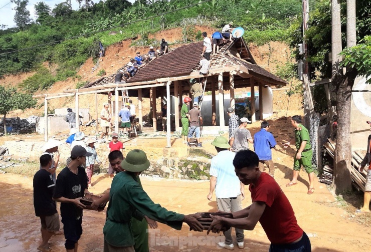 Lũ 'nuốt chửng' nhiều tuyến đường, hàng nghìn người đang bị cô lập - 25