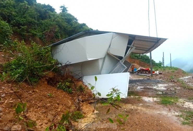 Lũ 'nuốt chửng' nhiều tuyến đường, hàng nghìn người đang bị cô lập - 24