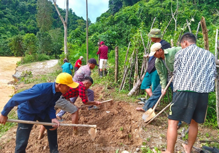Lũ 'nuốt chửng' nhiều tuyến đường, hàng nghìn người đang bị cô lập - 29