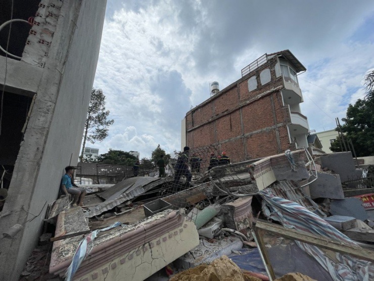 Vụ sập nhà 4 tầng ở Bình Thạnh: Nhà bên cạnh cũng đang nghiêng - 1