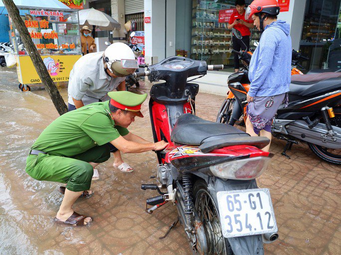 Tình người giữa triều cường ngập mênh mông ở Cần Thơ, Cà Mau - 2