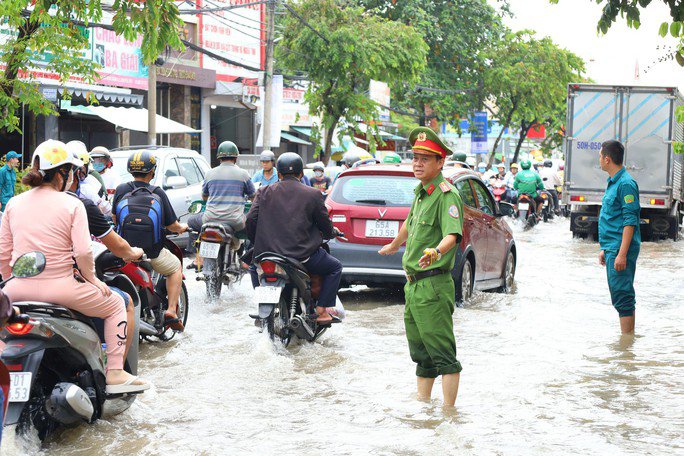 Tình người giữa triều cường ngập mênh mông ở Cần Thơ, Cà Mau - 3