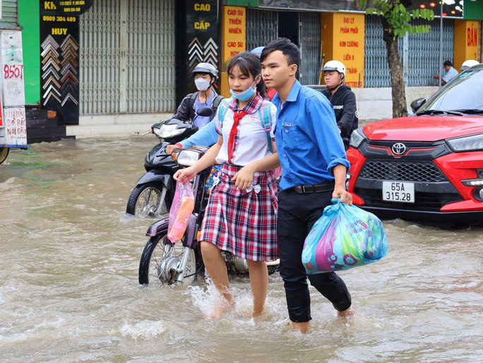 Tình người giữa triều cường ngập mênh mông ở Cần Thơ, Cà Mau - 5