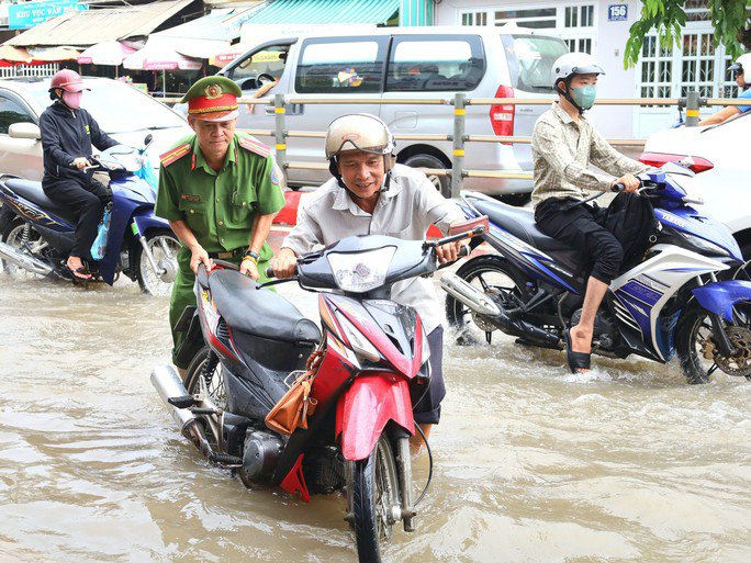 Tình người giữa triều cường ngập mênh mông ở Cần Thơ, Cà Mau - 6