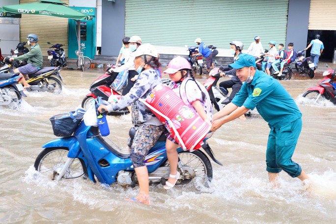 Tình người giữa triều cường ngập mênh mông ở Cần Thơ, Cà Mau - 10