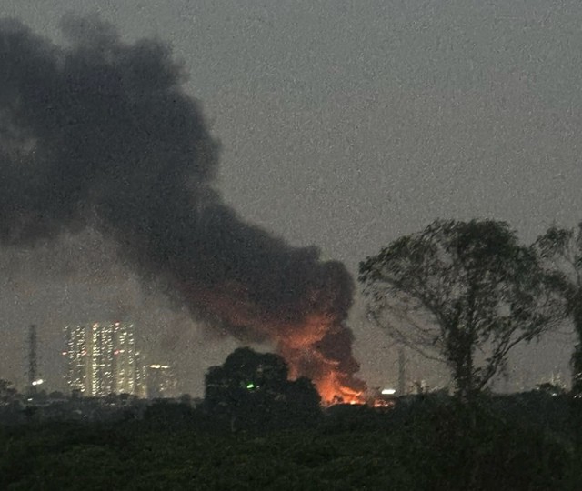 Hà Nội: Nhà xưởng bốc cháy dữ dội, cột khói cao hàng chục mét - 1