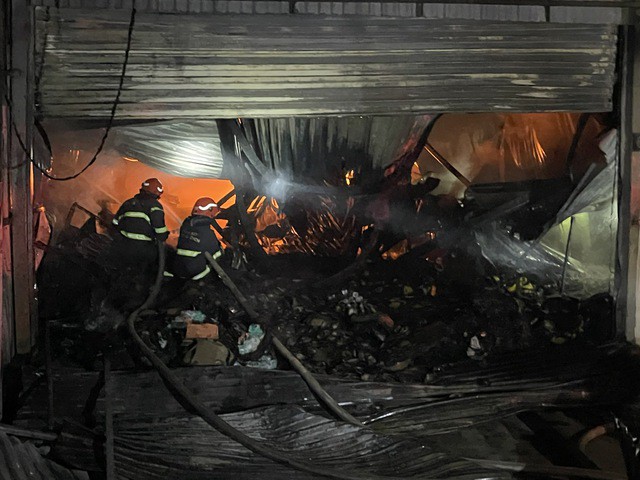 Hà Nội: Nhà xưởng bốc cháy dữ dội, cột khói cao hàng chục mét - 2