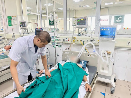 Bị mèo cắn vào tay, người đàn ông nguy kịch - 1