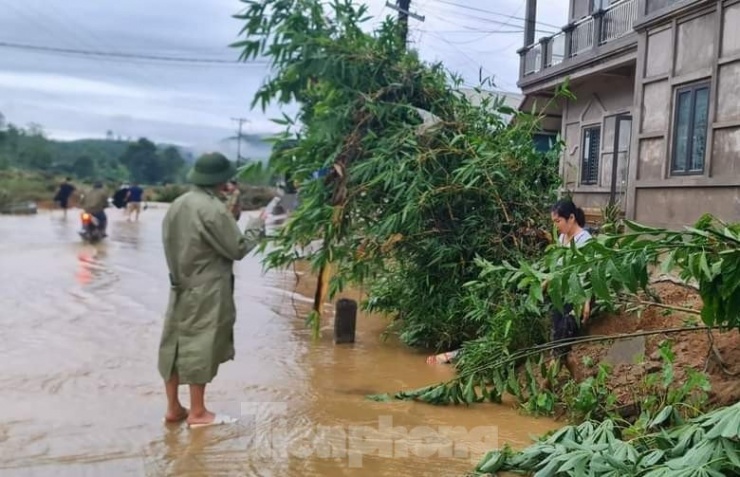 Cận cảnh khu vực sạt lở khiến 2 người thiệt mạng ở Yên Bái - 4