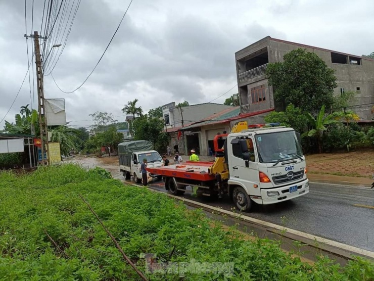 Mưa lớn ở Yên Bái khiến giao thông tê liệt, tạm dừng chạy tàu Hà Nội-Lào Cai - 4