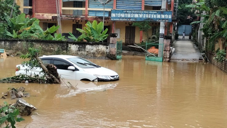 Mưa lớn ở Yên Bái khiến giao thông tê liệt, tạm dừng chạy tàu Hà Nội-Lào Cai - 3