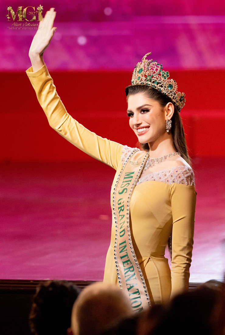 65 thí sinh Miss Grand International 2023 &#34;hô tên&#34; vang thảm đỏ &#34;Xin chào Việt Nam&#34; - 10