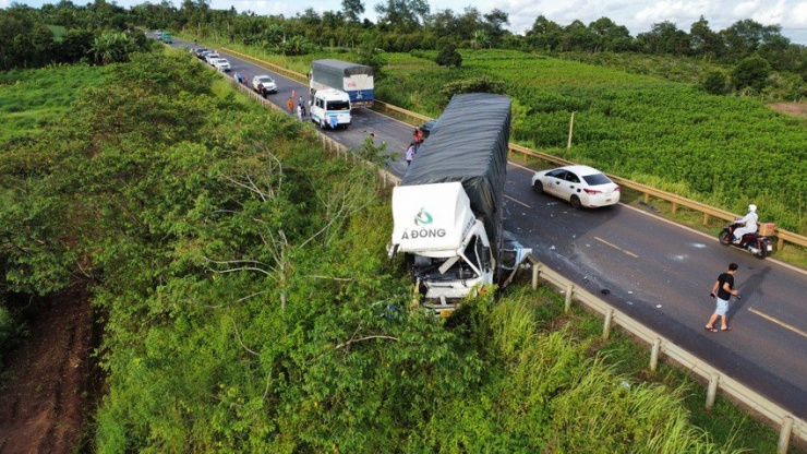 Hiện trường vụ tai nạn làm 13 người thương vong ở Đắk Lắk - 2