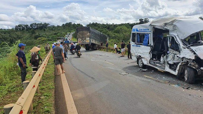 Xe tải và xe khách tông nhau, nhiều người thương vong - 1