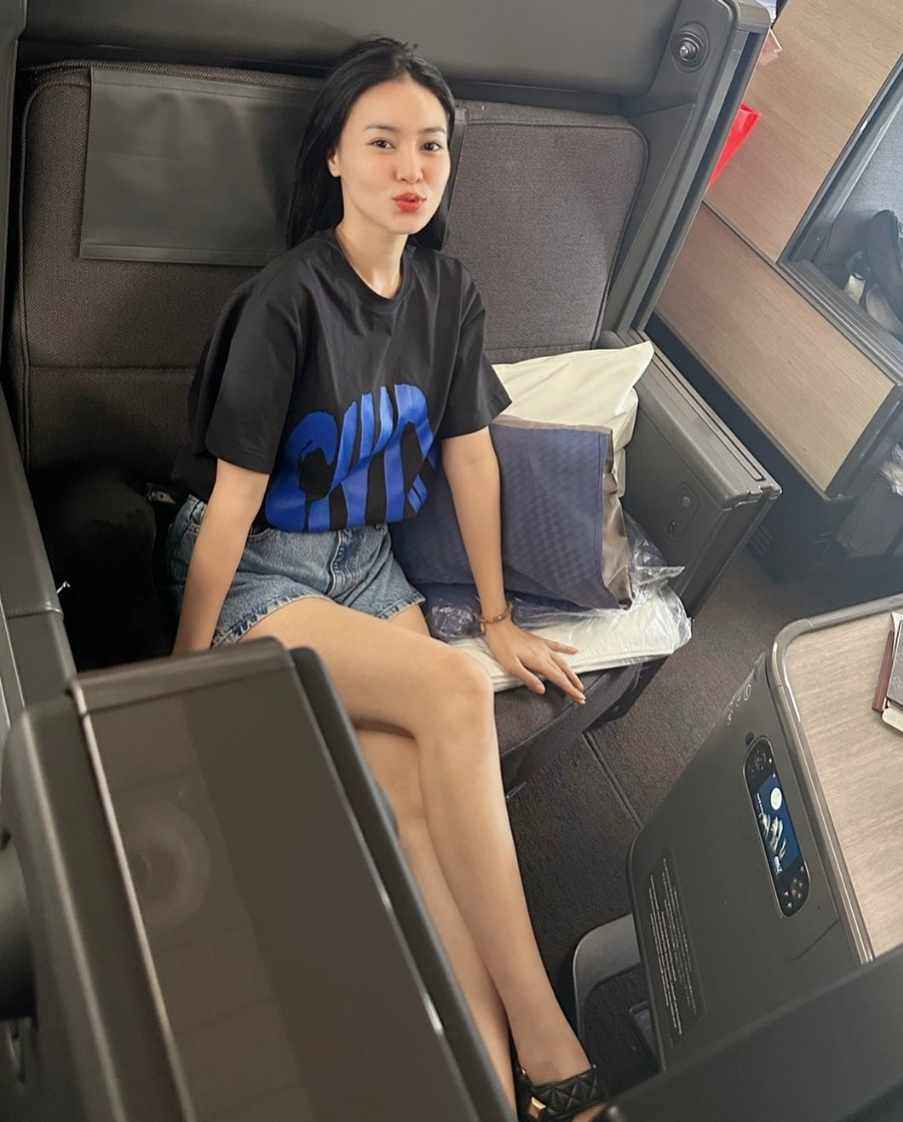Ninh Dương Lan Ngọc thả dáng với đầm hở lạ, gây chú ý giữa khu phố Tây - 3