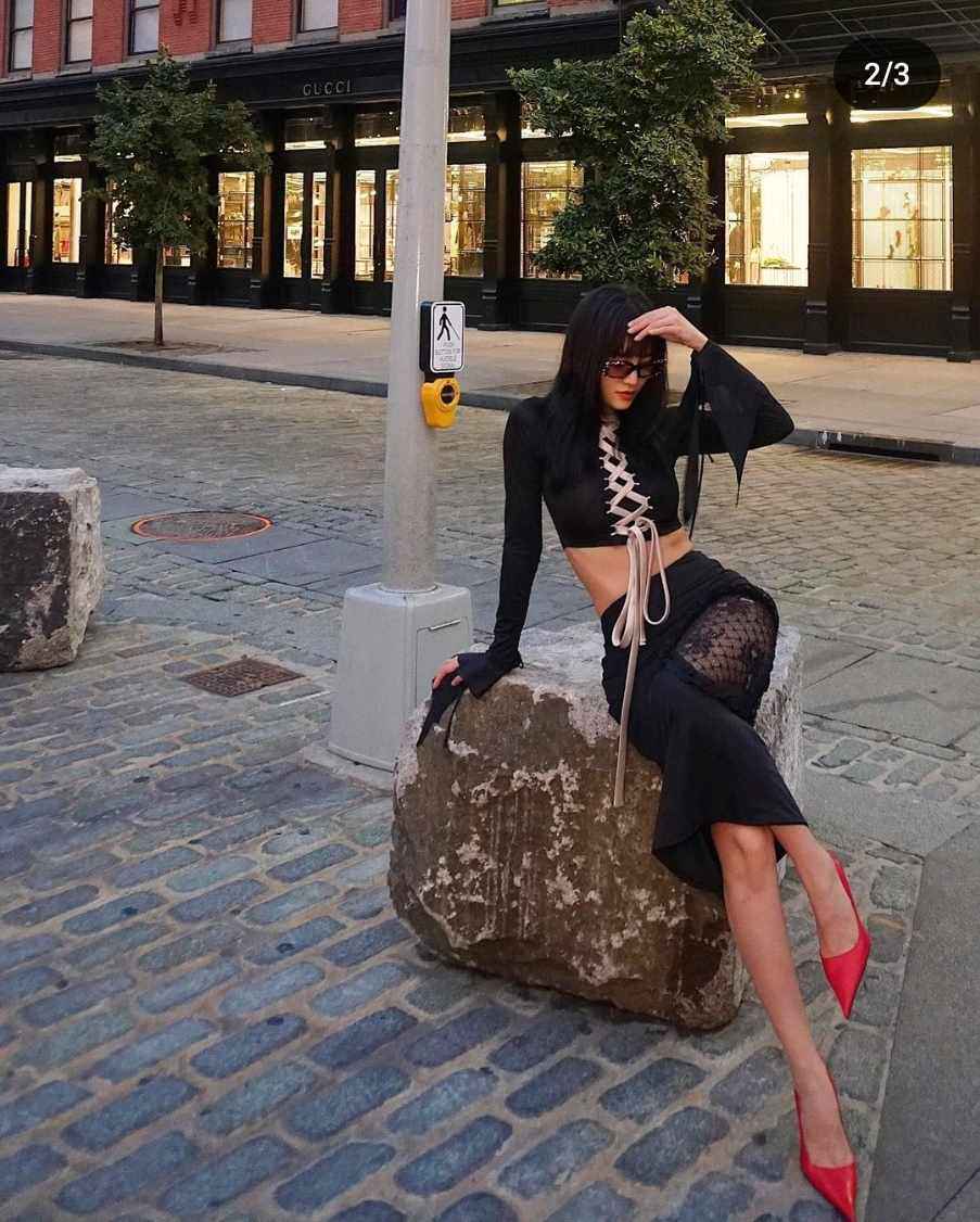 Ninh Dương Lan Ngọc thả dáng với đầm hở lạ, gây chú ý giữa khu phố Tây - 2