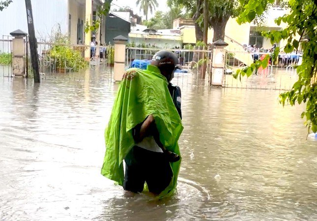 Mưa lớn khiến nhiều nơi ở Gia Lai, Kon Tum thành &#39;ao&#39; - 1