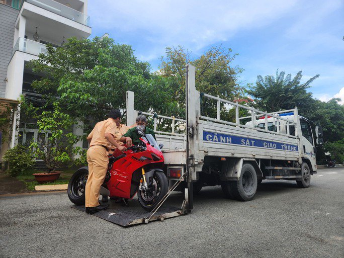 Người mẫu Ngọc Trinh "làm xiếc" trên đường: Tạm giữ 2 mô tô - 2