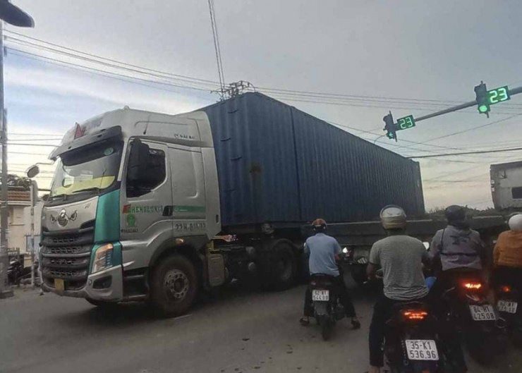 Băng qua đường, một phụ nữ bị xe container cán tử vong - 2