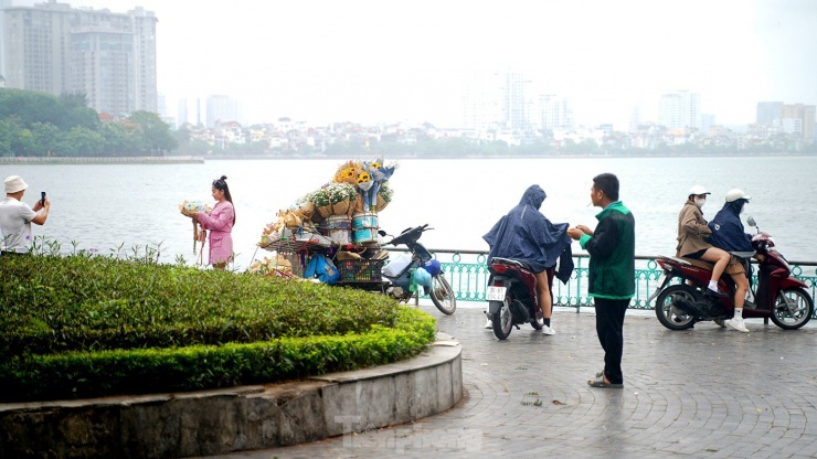 Hà Nội đón gió lạnh đầu mùa kèm mưa phùn - 6