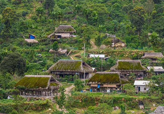 Những mái nhà rêu có một không hai tại bản người Dao bên sườn Tây Côn Lĩnh. - 1