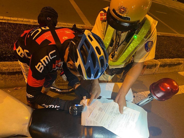 TP.HCM mạnh tay xử phạt người đi xe đạp vi phạm luật giao thông - 2