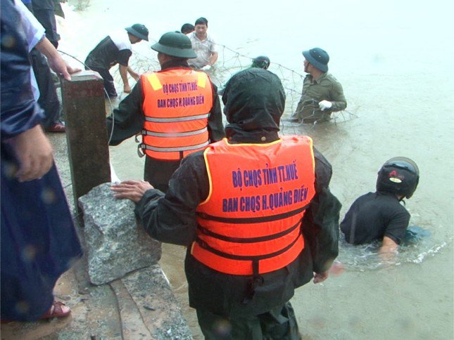Hơn 5 giờ vật lộn trong mưa lũ để giúp dân hộ đê, bảo vệ hàng trăm ha hồ nuôi thủy sản - 3