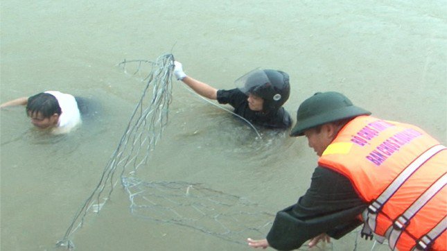 Hơn 5 giờ vật lộn trong mưa lũ để giúp dân hộ đê, bảo vệ hàng trăm ha hồ nuôi thủy sản - 2