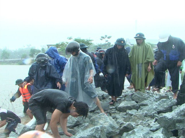 Hơn 5 giờ vật lộn trong mưa lũ để giúp dân hộ đê, bảo vệ hàng trăm ha hồ nuôi thủy sản - 5