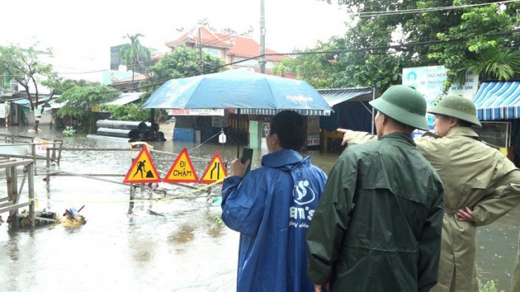 Bí thư Đà Nẵng lội nước kiểm tra công tác sơ tán dân - 2