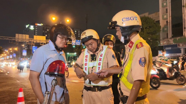 Bị CSGT phạt nồng độ cồn, người đàn ông mếu khóc: &#39;Hơi thở tôi mạnh hơn người thường&#39; - 1