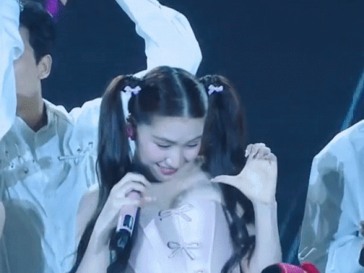 Hòa Minzy bất ngờ được "cầu hôn" trên sân khấu?