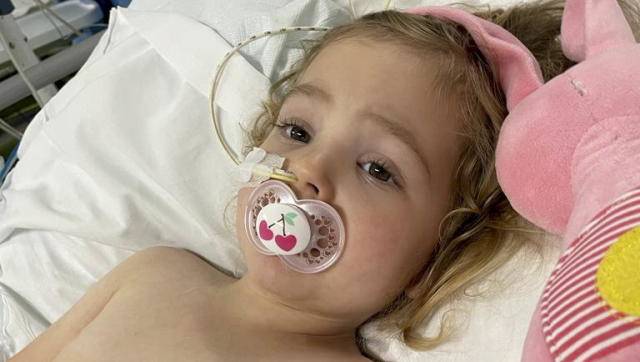 Bé gái được chẩn đoán mắc bệnh ung thư chết người sau khi mẹ sờ thấy khối u lúc ôm con - 1