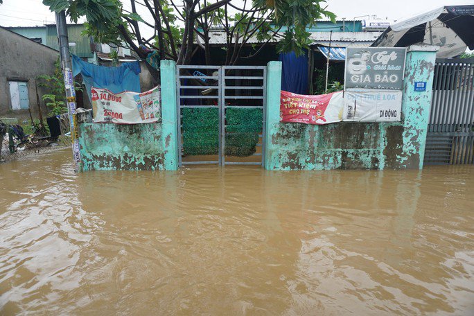 Đà Nẵng: Khốn khổ vì 4 ngày 2 lần dọn đồ chạy lụt - 2