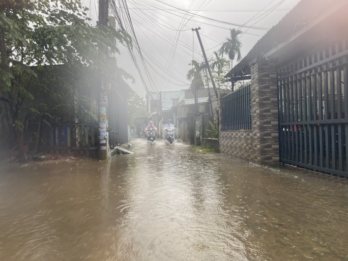 Đà Nẵng: Khốn khổ vì 4 ngày 2 lần dọn đồ chạy lụt - 4