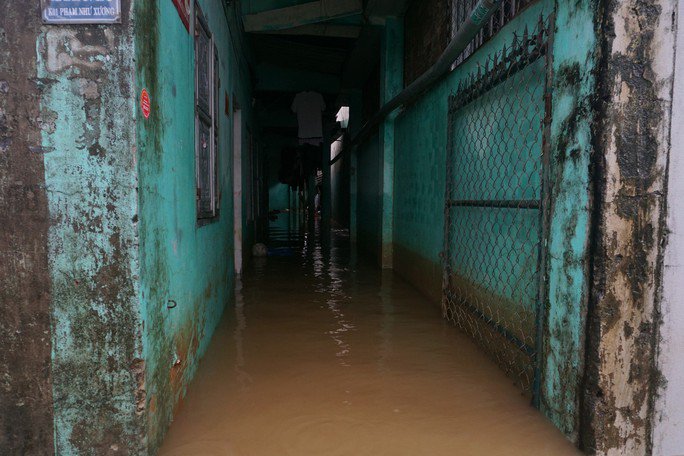 Đà Nẵng: Khốn khổ vì 4 ngày 2 lần dọn đồ chạy lụt - 8