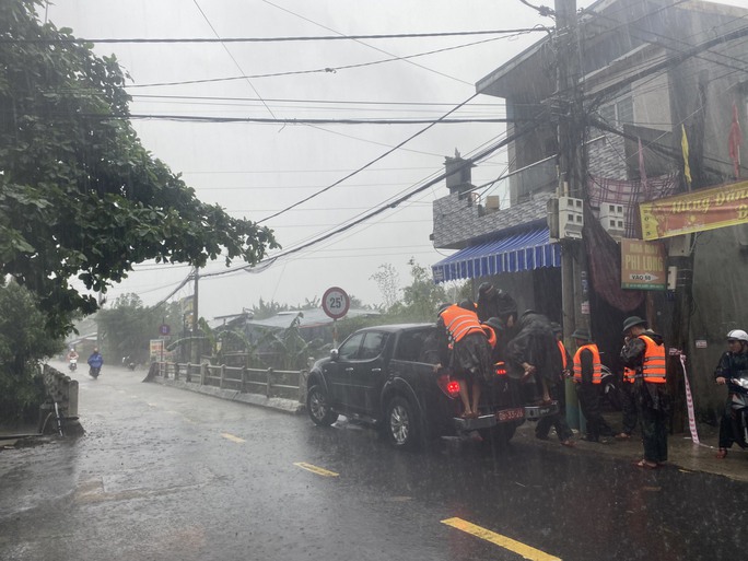Đà Nẵng: Khốn khổ vì 4 ngày 2 lần dọn đồ chạy lụt - 11