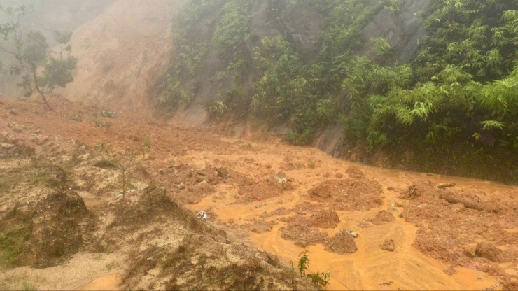 Mưa lớn gây sạt lở nghiêm trọng ở Thừa Thiên Huế - 1