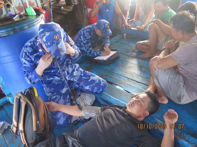 Ngư dân Quảng Nam gặp nạn trên biển: Đưa 81 người và 2 thi thể vào bờ - 2