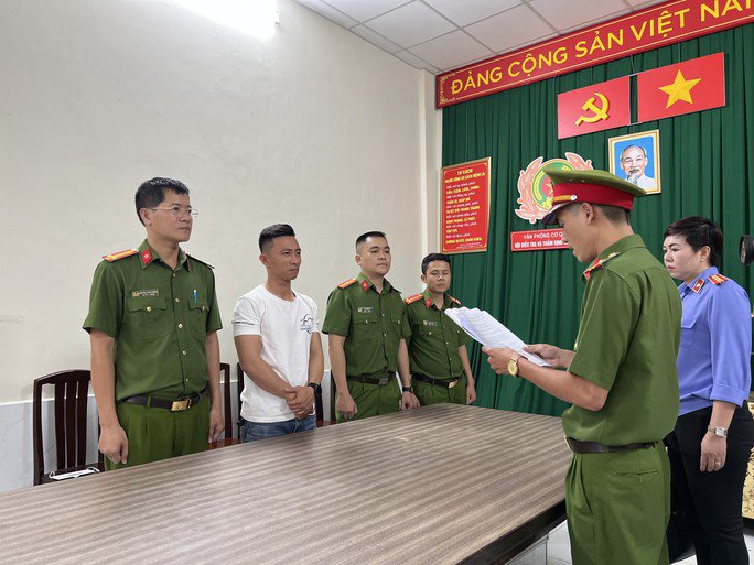 NÓNG: Công an TP HCM đã bắt giam thầy dạy lái mô tô của Ngọc Trinh - 1